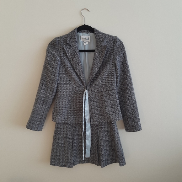 Matching skirt and blazer set - Picture 4 of 12